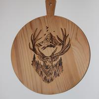 Tagliere con cervo realizzato con pirografo