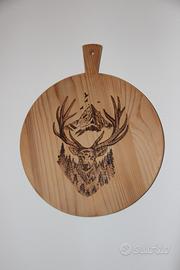 Tagliere con cervo realizzato con pirografo