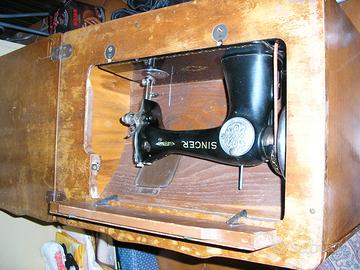 Macchina da cucire vintage con mobile in legno