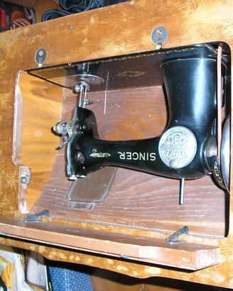 Macchina da cucire vintage con mobile in legno