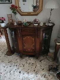 Mobile con vetrinette laterali