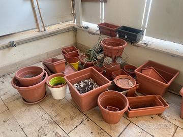 Circa 25 vasi da giardino con una decina di ganci