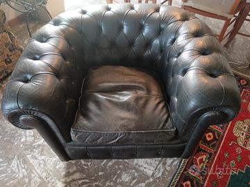 poltrona pelle nera Chesterfield 