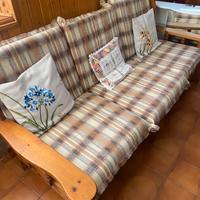 Divano tre posti più Poltrona