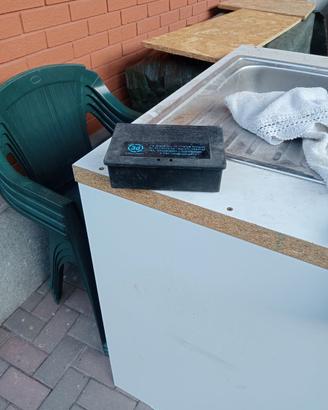 Contenitore per esca topicida