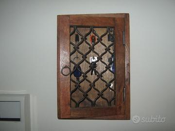 Portachiavi da parete rustico in legno e ferro bat
