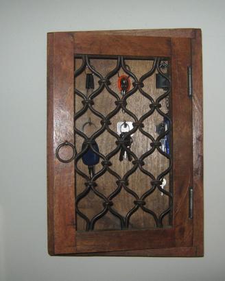 Portachiavi da parete rustico in legno e ferro bat