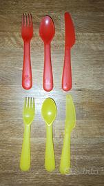 Posate di plastica arancioni e gialle Ikea 