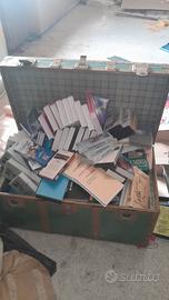 cassonetto pieno di libri e video cassette.