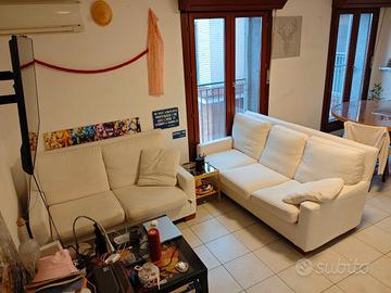 Coppia Divani in Tessuto Beige (3 posti + 2 posti)