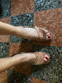 Sandalo in pelle effetto velluto