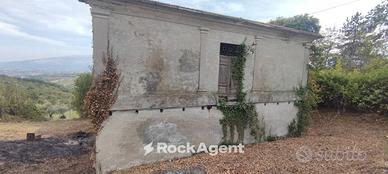 TERRENO CON RUDERE DA ABBATTERE E RISTRUTTURARE