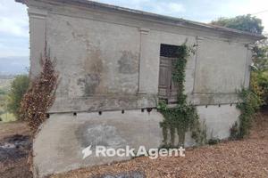 TERRENO CON RUDERE DA ABBATTERE E RISTRUTTURARE