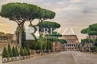 Palazzo / Stabile di 800 m² con più di 5 locali a 