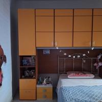 Armadio ponte in legno per cameretta con boiserie