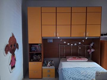 Armadio ponte in legno per cameretta con boiserie