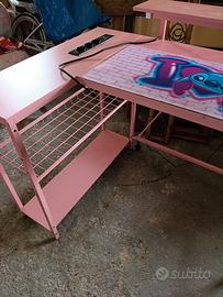 scrivania in metallo rosa