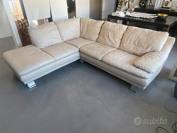 Divano in vera pella Natuzzi colore color panna