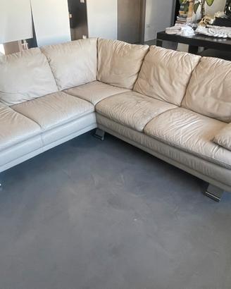 Divano in vera pella Natuzzi colore color panna