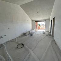 Nuovo attico con due bagni e posto auto