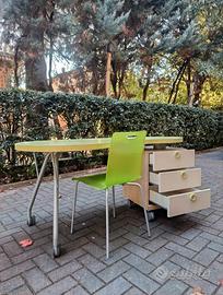 Scrivania con cassettiera e sedia coordinata