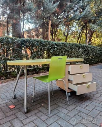 Scrivania con cassettiera e sedia coordinata