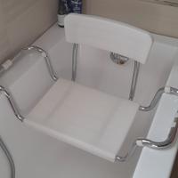 sedile per vasca da bagno con schienale. 