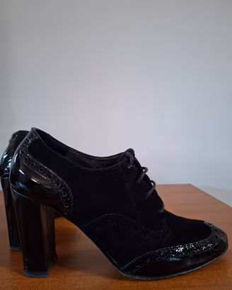 Scarpe stringate  nere,stile francesine.
