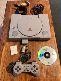 Sony PlayStation 1 PS1 console con un gioco