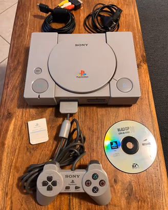 Sony PlayStation 1 PS1 console con un gioco