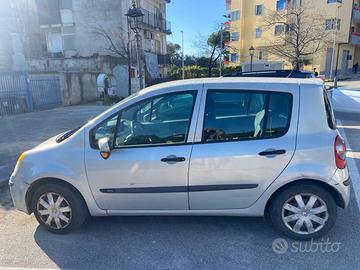 Renault Modus grigia.