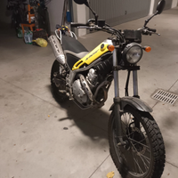 Moto yamaha tricker 250