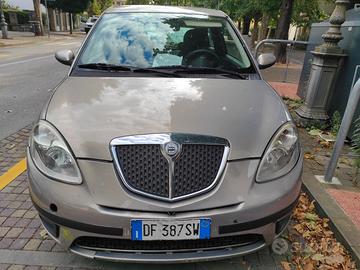 Lancia y del 2007 con poco più di 200000 km