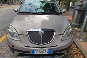 Lancia y del 2007 con poco più di 200000 km