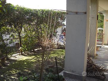 Sostegno di ferro,dipinto in grigio,per giardino