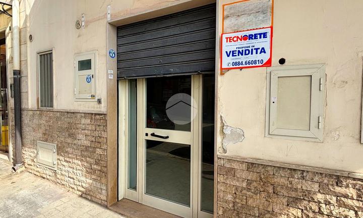 MONOLOCALE A MANFREDONIA