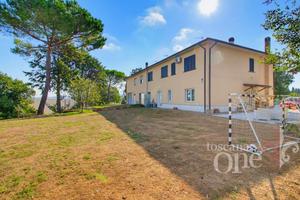 Casa immersa nel verde con ampio giardino