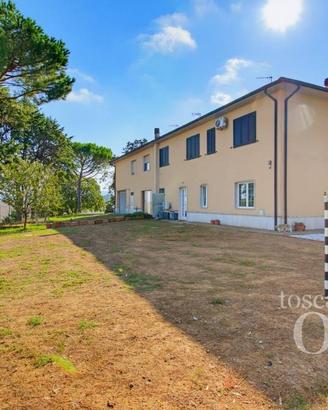 Casa immersa nel verde con ampio giardino