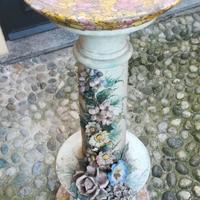 Antica colonna in ceramica decorata con fiori