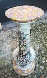 Antica colonna in ceramica decorata con fiori