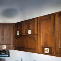 Pensili in massello artigianali inserti ceramica