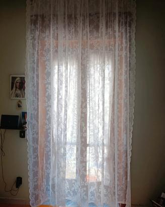 tende bianche in pizzo con bordo smerlato 