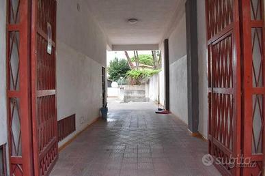 Magazzino per laboratorio o sport o altro