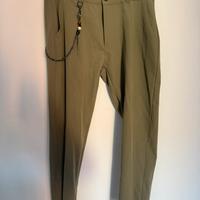 Pantaloni verde cachi con catenella