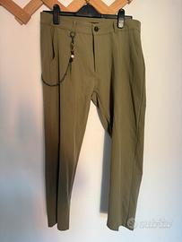 Pantaloni verde cachi con catenella