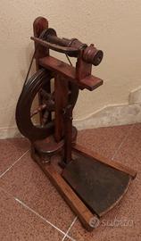 Antico filarino in legno