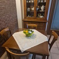 tavolo in legno sedie +vitrina 