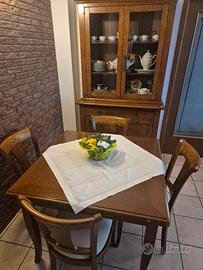 tavolo in legno sedie +vitrina 