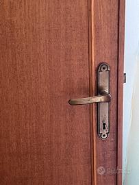 Numero tre porte con telai