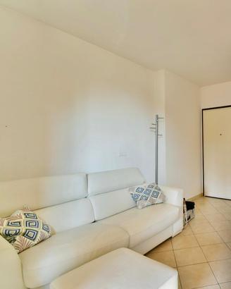 Divano in pelle bianca – semi-nuovo e comodissimo